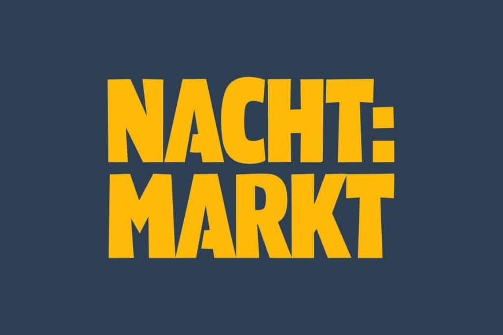 Der fettgedruckte gelbe Text lautet NACHT: MARKT" in Großbuchstaben mit einem Doppelpunkt nach NACHT" vor einem einfarbig dunkelblauen Hintergrund.