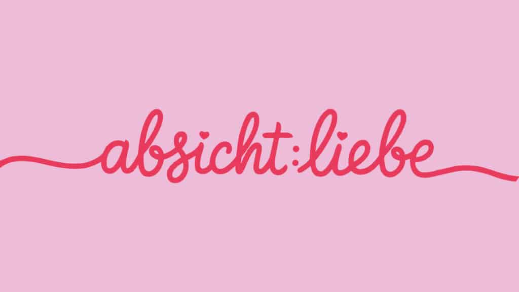 Rosa Hintergrund mit "absicht:liebe" in kursiven roten Buchstaben. Eine Wellenlinie verbindet absicht und liebe und läuft durch den Text von links nach rechts über das Bild.